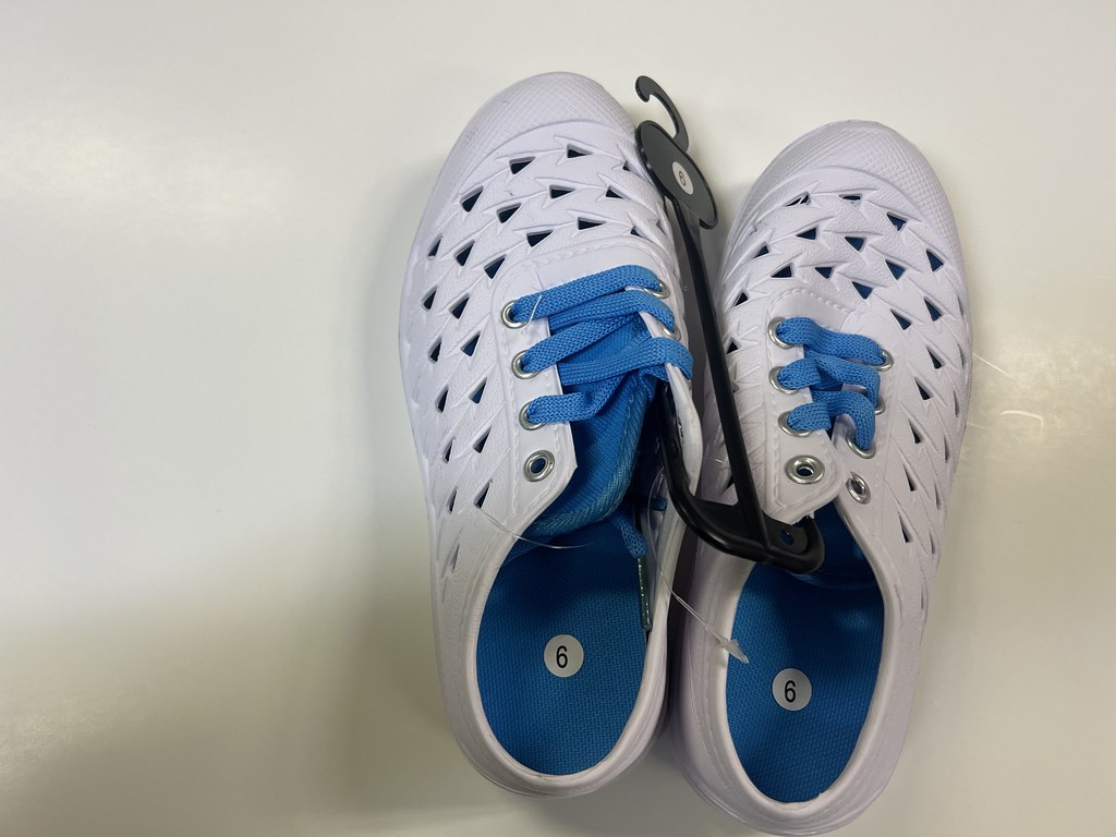 Ladies sneaker Crocs  .